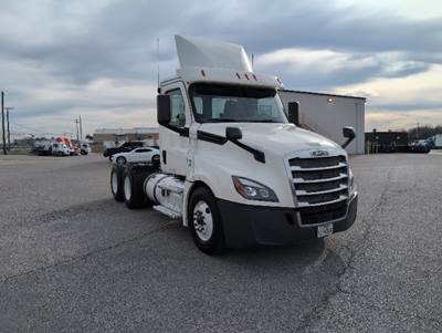 Freightliner Cascadia 126 Day Cab Truck - 435HP, 12 Speed Automatic
