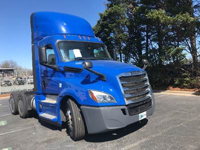Freightliner Cascadia 126 Day Cab Truck - 455HP, 12 Speed Automatic