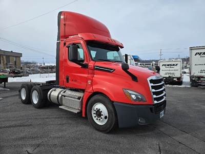 Freightliner Cascadia 126 Day Cab Truck - 455HP, 12 Speed Automatic