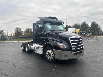 Freightliner Cascadia 126 Day Cab Truck - 455HP, 10 Speed Manual