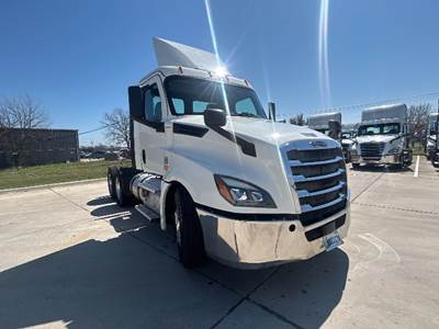 Freightliner Cascadia 126 Day Cab Truck - 450HP, 12 Speed Automatic