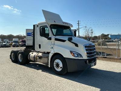 Freightliner Cascadia 126 Day Cab Truck - 435HP, 12 Speed Automatic