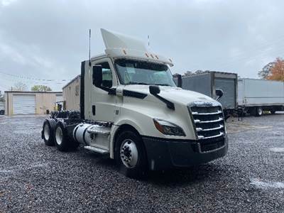 Freightliner Cascadia 126 Day Cab Truck - 435HP, 12 Speed Automatic
