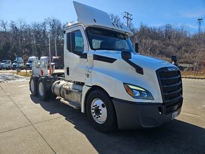Freightliner Cascadia 126 Day Cab Truck - 435HP, 12 Speed Automatic