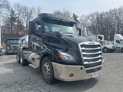 Freightliner Cascadia 126 Day Cab Truck - 455HP, 10 Speed Manual