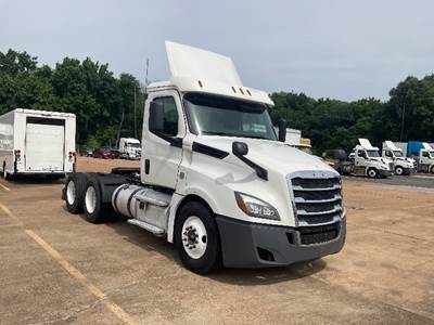 Freightliner Cascadia 126 Day Cab Truck - 435HP, 12 Speed Automatic