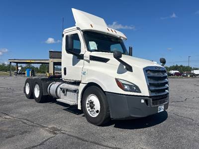 Freightliner Cascadia 126 Day Cab Truck - 435HP, 12 Speed Automatic