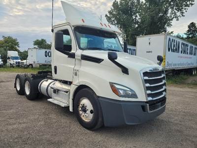 Freightliner Cascadia 126 Day Cab Truck - 435HP, 12 Speed Automatic