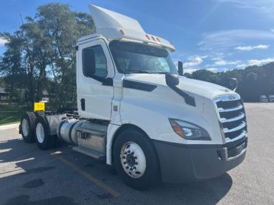 Freightliner Cascadia 126 Day Cab Truck - 435HP, 12 Speed Automatic