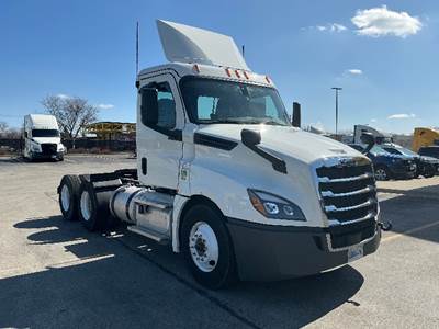 Freightliner Cascadia 126 Day Cab Truck - 455HP, 10 Speed Manual