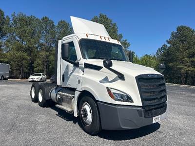 Freightliner Cascadia 126 Day Cab Truck - 435HP, 12 Speed Automatic