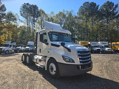 Freightliner Cascadia 126 Day Cab Truck - 435HP, 12 Speed Automatic