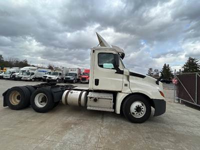 Freightliner Cascadia 126 Day Cab Truck - 435HP, 12 Speed Automatic