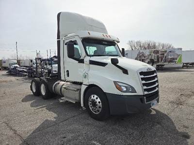 Freightliner Cascadia 126 Day Cab Truck - Cummins 450HP, 10 Speed Automatic