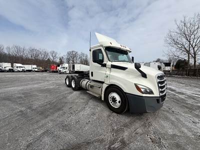 Freightliner Cascadia 126 Day Cab Truck - 435HP, 12 Speed Automatic