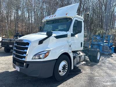 Freightliner Cascadia 126 Single Axle Day Cab Truck - 410HP, 12 Speed Automatic