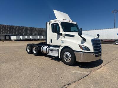 Freightliner Cascadia 126 Day Cab Truck - 450HP, 12 Speed Automatic