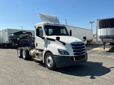 Freightliner Cascadia 126 Day Cab Truck - 455HP, 10 Speed Manual