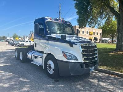Freightliner Cascadia 126 Day Cab Truck - 455HP, 10 Speed Manual