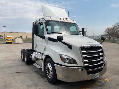 Freightliner Cascadia 126 Day Cab Truck - 450HP, 12 Speed Automatic