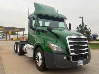 Freightliner Cascadia 126 Day Cab Truck - 455HP, 12 Speed Automatic
