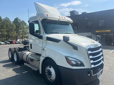 Freightliner Cascadia 126 Day Cab Truck - 435HP, 12 Speed Automatic