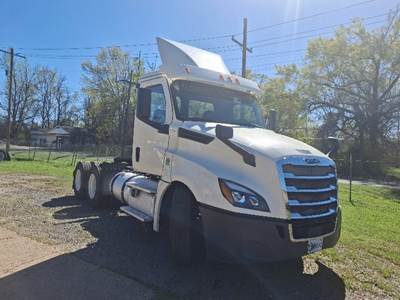 Freightliner Cascadia 126 Day Cab Truck - 435HP, 12 Speed Automatic