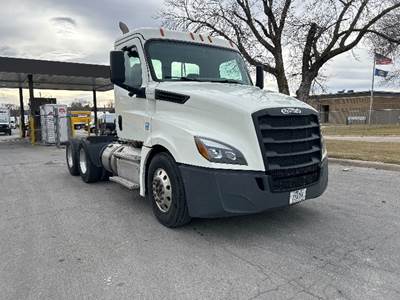 Freightliner Cascadia 126 Day Cab Truck - 450HP, 12 Speed Automatic