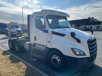 Freightliner Cascadia 126 Day Cab Truck - 455HP, 12 Speed Automatic