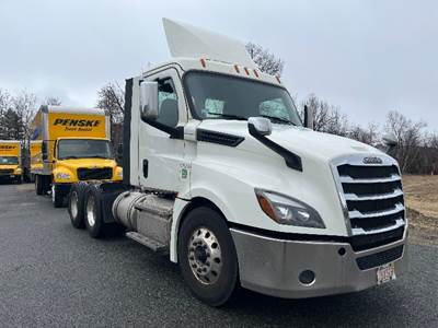 Freightliner Cascadia 126 Day Cab Truck - 435HP, 12 Speed Automatic