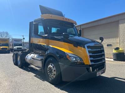 Freightliner Cascadia 126 Day Cab Truck - 470HP, 12 Speed Automatic