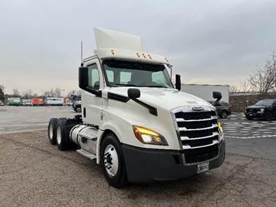 Freightliner Cascadia 126 Day Cab Truck - Cummins 400HP, 13 Speed Automatic