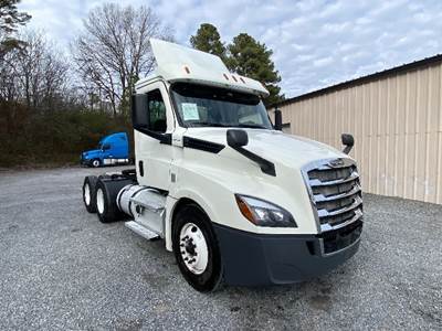 Freightliner Cascadia 126 Day Cab Truck - Cummins 400HP, 13 Speed Automatic