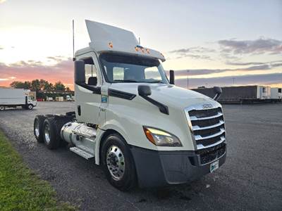 Freightliner Cascadia 126 Day Cab Truck - 435HP, 12 Speed Automatic