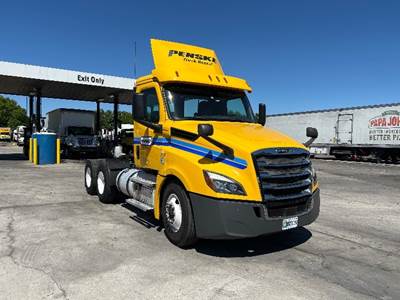 Freightliner Cascadia 126 Day Cab Truck - 435HP, 12 Speed Automatic