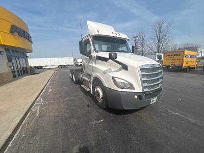 Freightliner Cascadia 126 Day Cab Truck - Cummins 400HP, 13 Speed Automatic
