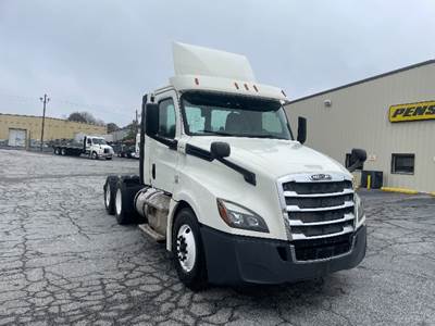 Freightliner Cascadia 126 Day Cab Truck - 435HP, 12 Speed Automatic