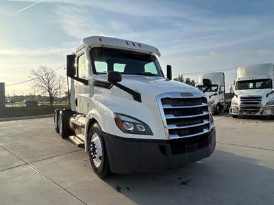Freightliner Cascadia 126 Day Cab Truck - 435HP, 12 Speed Automatic