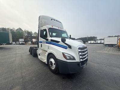 Freightliner Cascadia 126 Day Cab Truck - 455HP, 12 Speed Automatic