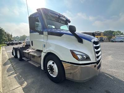Freightliner Cascadia 126 Day Cab Truck - 435HP, 10 Speed Manual