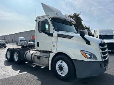 Freightliner Cascadia 126 Day Cab Truck - 435HP, 12 Speed Automatic