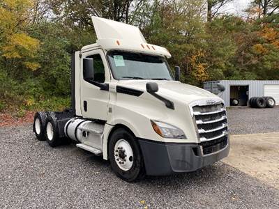 Freightliner Cascadia 126 Day Cab Truck - 435HP, 12 Speed Automatic