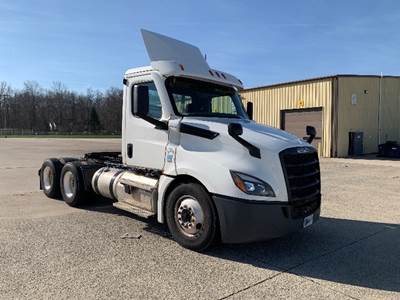 Freightliner Cascadia 126 Day Cab Truck - Cummins 400HP, 13 Speed Automatic