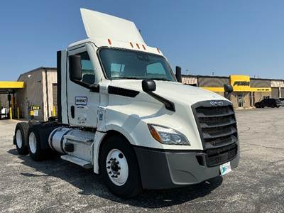 Freightliner Cascadia 126 Day Cab Truck - 455HP, 12 Speed Automatic