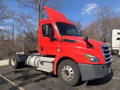 Freightliner Cascadia 126 Single Axle Day Cab Truck - 410HP, 12 Speed Automatic