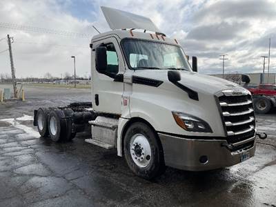 Freightliner Cascadia 126 Day Cab Truck - 435HP, 12 Speed Automatic