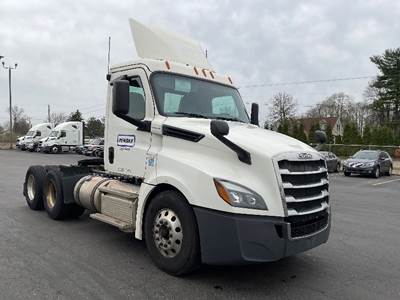Freightliner Cascadia 126 Day Cab Truck - 435HP, 12 Speed Automatic