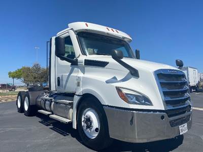 Freightliner Cascadia 126 Day Cab Truck - Cummins 450HP, 10 Speed Manual
