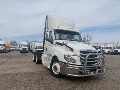 Freightliner Cascadia 126 Day Cab Truck - Cummins 450HP, 10 Speed Manual