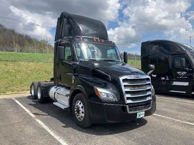 Freightliner Cascadia 126 Day Cab Truck - 455HP, 12 Speed Automatic